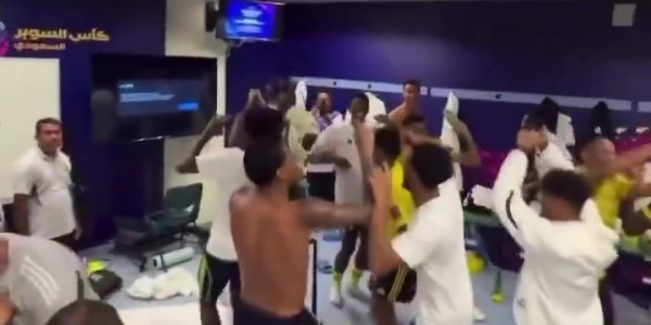 世俱杯-C罗身着内裤随音乐摇摆，见证更衣室内胜利狂欢