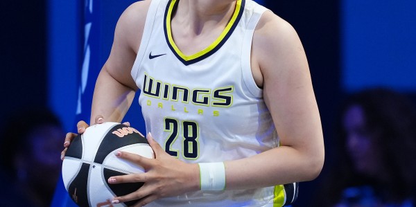 李月汝全场仅出战8分钟，4中1拿到3分2盖帽