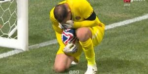 人都懵了！穆西亚拉重伤脚踝变形，多纳鲁马自责掩面跪地